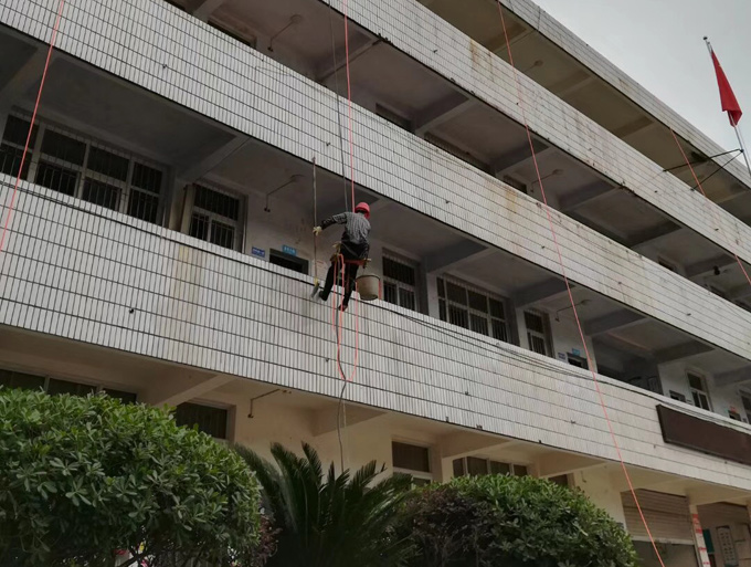 成都简阳学校外墙清洗保洁案例