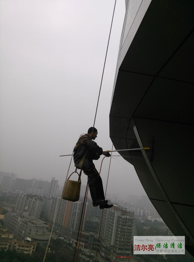 成都高空玻璃外墙高空清洗工程案例